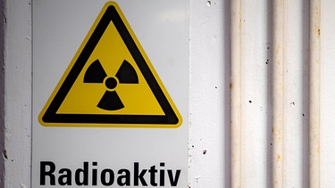 Ein Gefahren-Schild warnt vor Radioaktivität | Bild: dpa-Bildfunk/Sina Schuldt
