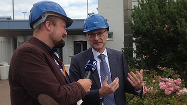 Lorenz Storch (li.) mit Manfred Möller, dem technischen Betriebsleiter beim Energiekonzern EnBW | Bild: EnBW