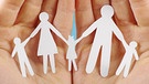 Scherenschnitt-Familie liegt in zwei Händen | Bild: colourbox.com