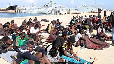 Gestrandete Flüchtlinge in Libyen | Bild: picture-alliance/dpa