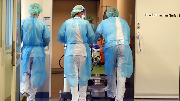 Mitarbeiter eines Klinikums fahren einen Patienten zur Untersuchung am Computertomographen | Bild: dpa-Bildfunk/Waltraud Grubitzsch
