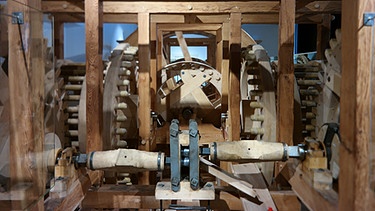 Historische Walzprägemaschine, überwiegend aus Holz, in der Münze Hall. | Bild: BR / Klaus Schneider