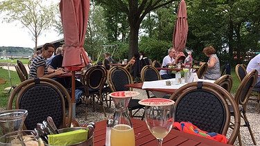 Tische mit Gästen im Außenbereich des Seewirts in Ecking am Simssee | Bild: BR / Susanne Dietrich