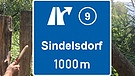 Illustration: Symbolische Darstellung des Autobahnausfahrts-Schildes Sindelsdorf | Bild: BR, Montage: BR