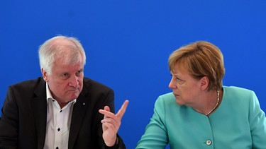 Seehofer und Merkel | Bild: picture-alliance/dpa/Ralf Hirschberger