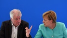 Seehofer und Merkel | Bild: picture-alliance/dpa/Ralf Hirschberger