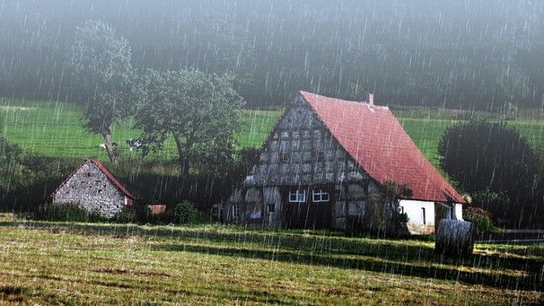 Alter Bauernhof im Regen | Bild: colourbox.com