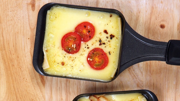 Raclette-Pfännchen mit viel Käse | Bild: colourbox/ron sumners