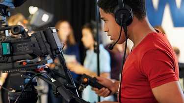 Schüler mit Kamera im WDR Studio ZWEI. | Bild: WDR/Langer