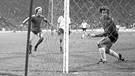 Karl-Heinz Rummenigge trifft 1981 zum 1:1 für den FC Bayern gegen den FC Liverpool | Bild: picture-alliance/dpa