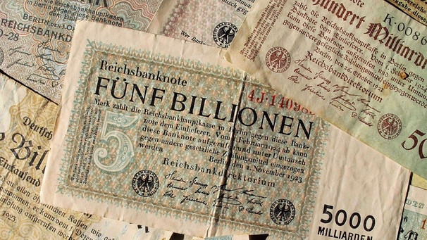 Eine Reichsbanknote über Fünf Billionen Mark vom November 1923 und andere Banknoten über 20 Milliarden Mark, 500 Milliarden Mark 1923 von der Deutschen Reichsbank ausgegeben | Bild: dpa / A. Engelhardt