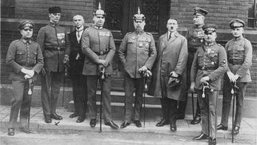 Die Angeklagten posieren nach der Urteilsverkündung. | Bild: Bundesarchiv, Bild 102-00344 / Fotograf: o.A. / Lizenz CC-BY-SA