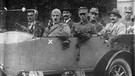 Hitler mit Getreuen im Auto | Bild: Bundesarchiv, Bild 102-00204 / Fotograf: o.A. / Lizenz CC-BY-SA