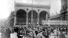 Menschenauflauf: der Odeons-Platz nach der Niederschlagung des Putsches. | Bild: Bundesarchiv, Bild 119-1426 / Fotograf: o.A. / Lizenz CC-BY-SA