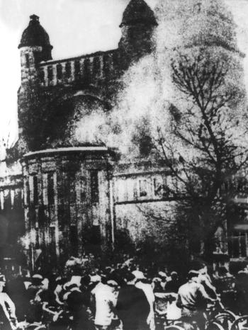 Pogromnacht von 9. auf den 10. November 1938: Brennende Synagoge in Berlin | Bild: SZ Photo / Scherl