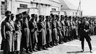 KZ Dachau, SS-Wachablösung (Mai 1933) | Bild: Bundesarchiv, Bild 152-01-22 / Fotograf: Friedrich Franz Bauer / Lizenz CC-BY-SA
