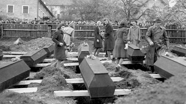Sühnebegräbnis am Flossenbürger Friedhof am 3. Mai 1945 | Bild: National Archives, Washington DC (NARA)