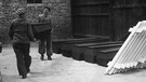 KZ-Flossenbürg: Särge für auf Todesmärschen umgekommene Häftlinge | Bild: National Archives Washington / KZ-Gedenkstätte Flossenbürg