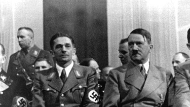 Adolf Hitler und Konrad Henlein am 3. Dezember 1938 bei einer Großkundgebung in Reichenberg (Liberec) | Bild: picture-alliance/dpa