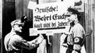 Nazi-Plakat mit Aufschrift "Deutsche! Wehrt Euch! Kauft nicht bei Juden" | Bild: picture-alliance/dpa