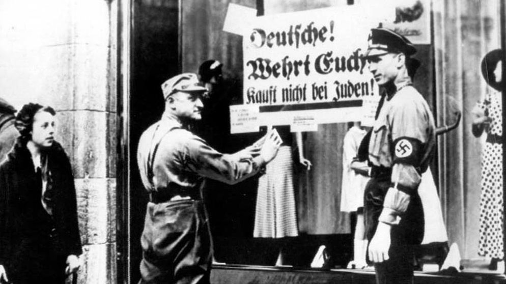 Nazi-Plakat mit Aufschrift "Deutsche! Wehrt Euch! Kauft nicht bei Juden" | Bild: picture-alliance/dpa