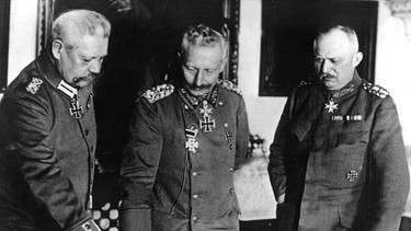 Paul von Hindenburg, Kaiser Wilhelm II., Erich Ludendorff (v.l.n.r.) | Bild: picture-alliance/dpa