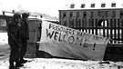 Eine Leintuch der Amerikaner mit der Aufschrift "Prisoners Happy End! WELCOME!" in Flossenbürg | Bild: National Archives Washington / KZ-Gedenkstätte Flossenbürg