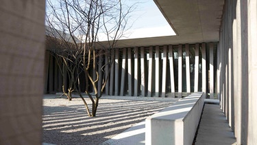 Eingangshof des Besucherzentrums der KZ-Gedenkstätte Dachau | Bild: Stefan Müller-Naumann