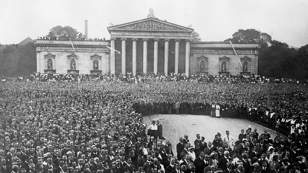 23. August 1922 auf dem Münchner Königsplatz: Kundgebung gegen die "'Kriegsschuldlüge" unter Teilnahme von Nationalsozialisten | Bild: SZ Photo / Scherl