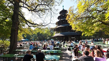 Im Englischen Garten in München: Biergarten am Chinesischen Turm | Bild: picture-alliance/dpa