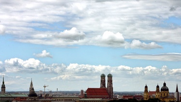 Münchner Frauenkirche aus der Ferne | Bild: picture-alliance/dpa