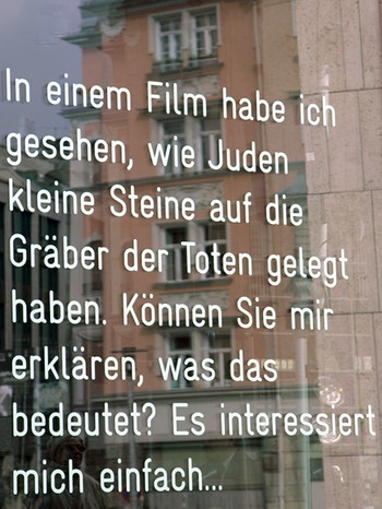 Einer der Texte von Sharone Lifschitz außen am Jüdischen Museum in München | Bild: picture-alliance/dpa