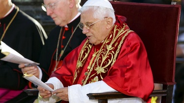 Papst Benedikt XVI. singt die Bayernhymne | Bild: picture-alliance/dpa