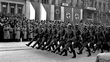 1939: Parade der Wehrmacht in Prag | Bild: picture-alliance/dpa