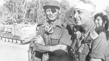 Mosche Dajan und Ariel Scharon im Jom-Kippur-Krieg. | Bild: picture-alliance/dpa