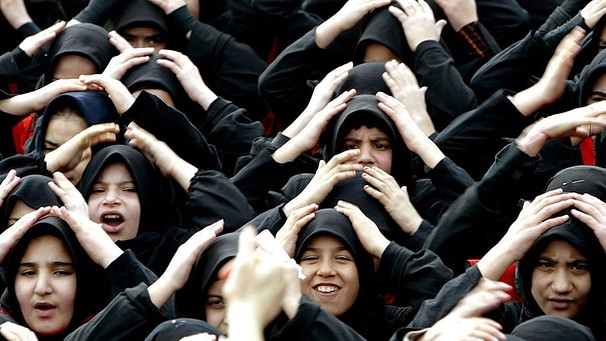 Muslimische Mädchen feiern das Aschura-Fest | Bild: picture-alliance/dpa