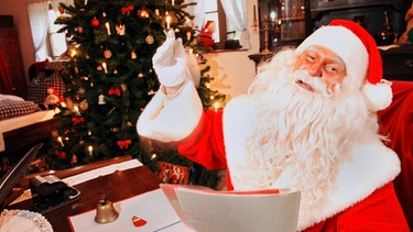 Der Weihnachtsmann in seiner Werkstatt | Bild: picture-alliance/dpa