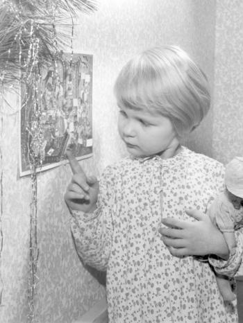 Mädchen spitzt in ihren Adventskalender (1954) | Bild: picture-alliance/dpa