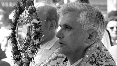 Der Münchner Erzbischof Joseph Ratzinger, heute Papst Benedikt XVI., bei einer Fronleichnamsprozession 1977  | Bild: picture-alliance/dpa