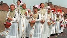 Sorbische Mädchen in ihrer Festtagstracht ("Druschkis") | Bild: picture-alliance/dpa