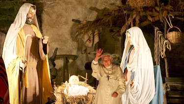 Papst Benedikt XVI vor der Krippe | Bild: picture-alliance/dpa