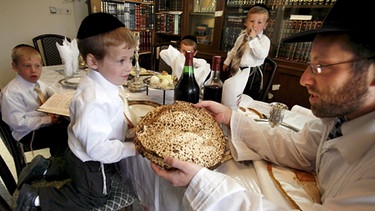 Orthodoxer Jude mit Mazze am Sederabend | Bild: picture-alliance/dpa