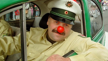 Polizist mit roter Pappnase | Bild: picture-alliance/dpa