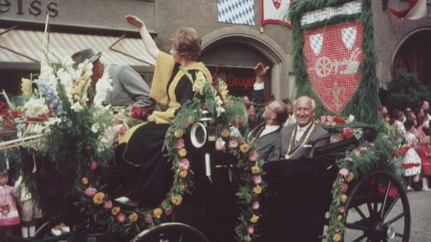 Kutsche mit Oberbürgermeister Hermann Stiefvater und dem Münchner Kindl beim Festzug | Bild: Stadtarchiv Straubing Allgemeine Fotosammlung