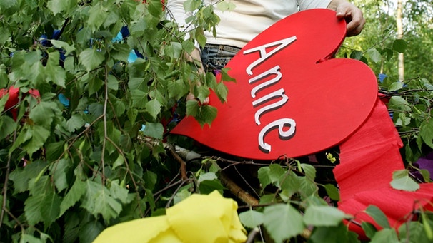 Die Liebesmaien sind junge Birken, die mit bunten Kreppbändern geschmückt werden. | Bild: BR