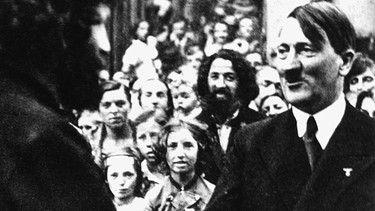 Adolf Hitler bei den Passionsspielen in Oberammergau 1934 | Bild: picture-alliance/dpa