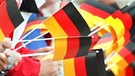 Zuschauer mit Deutschlandfahnen | Bild: picture-alliance/dpa