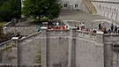 Touristen in Neuschwanstein | Bild: picture-alliance/dpa