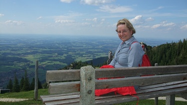 Gipfelkreuz-Expertin Ilse Gossner im Chiemgau | Bild: Lisa Koch/ ifp