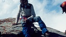 Jugendlicher sitzt auf Berggipfel in Jeans | Bild: Andy Dick/ privat